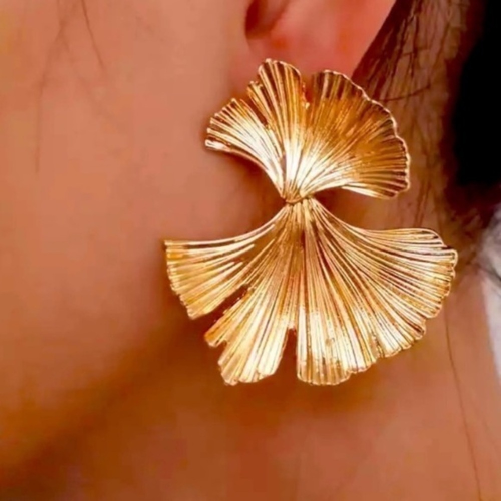 Brand new Zara Gold Ginkgo Leaf Earrings lightweight
